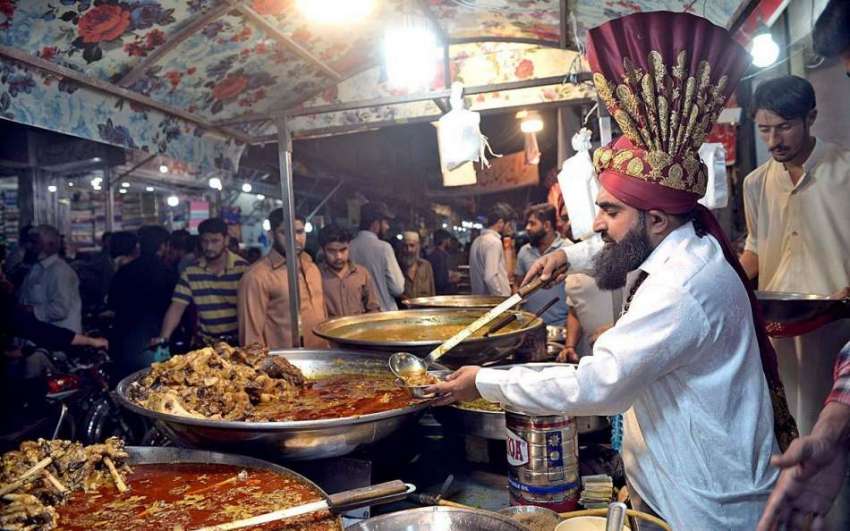 راولپنڈی: کرتار پورہ میں دکاندار سحری کے وقت کھانے پینے ..
