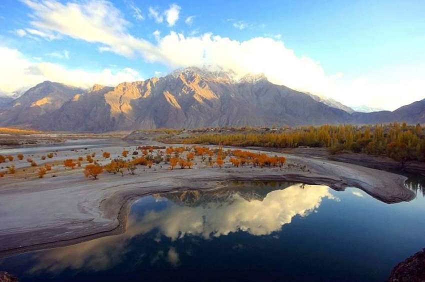 خارمنگ: بادلوں کی عکاسی کے ساتھ دریائے سندھ کے ساتھ ساتھ ..