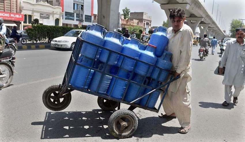 راولپنڈی: محنت کش ہتھ ریڑھی پر پینے والے پانی کے کین رکھے ..