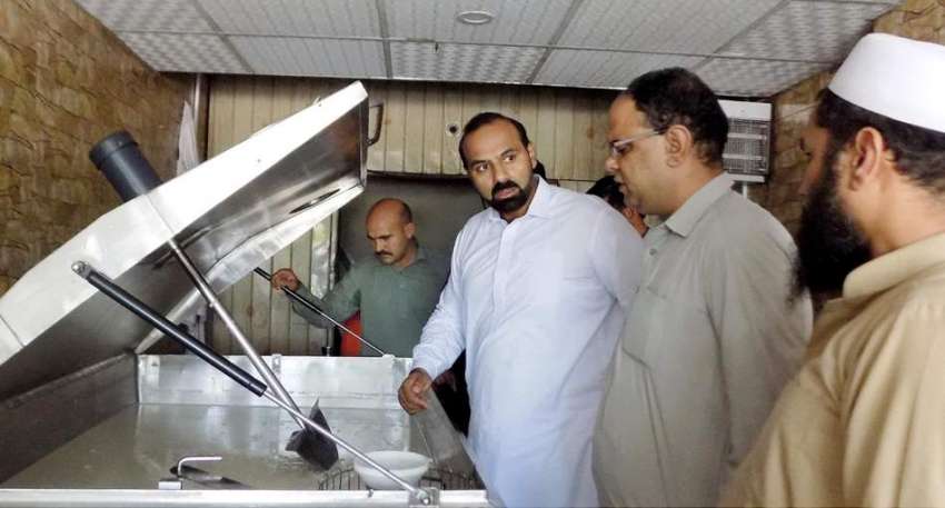 مظفر آباد: عوامی شکایات پر ضلع انتظامیہ کے افسران شہر میں ..