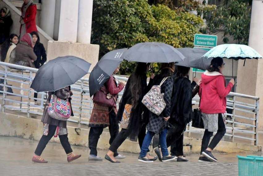 راولپنڈی: بارش سے بچنے کے لیے طالبات نے چھتری تان رکھی ہے۔