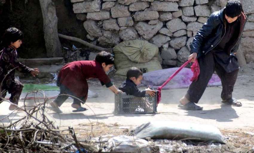 راولپنڈی: کچی بستی میں بچے کھیل کود میں مصروف ہیں۔ 
