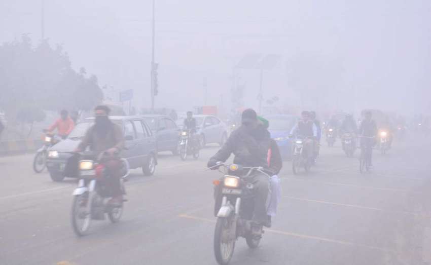 فیصل آباد: موٹر سائیکل سوار صبح کے اوقات چھائی دھند کے دوران ..