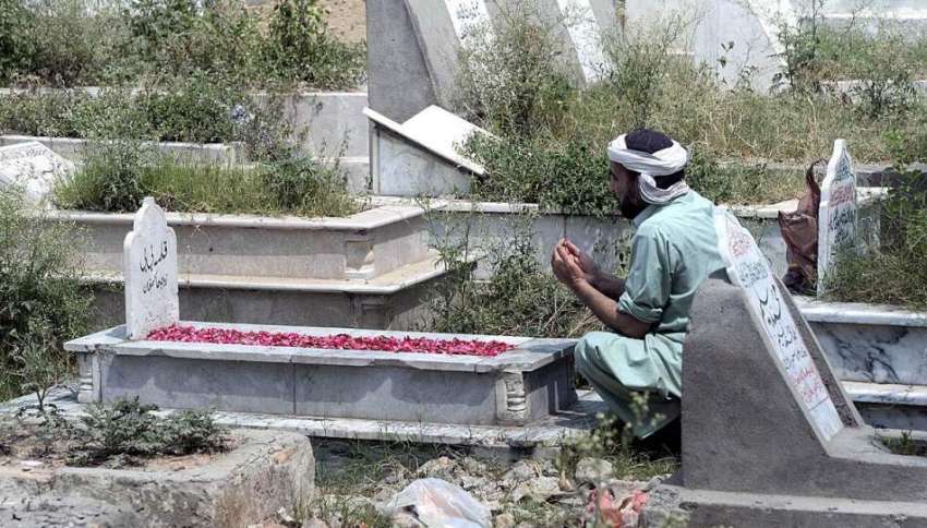 راولپنڈی: ایک شخص عید الفطر کی آمد کے موقع پر اپنے پیارے ..