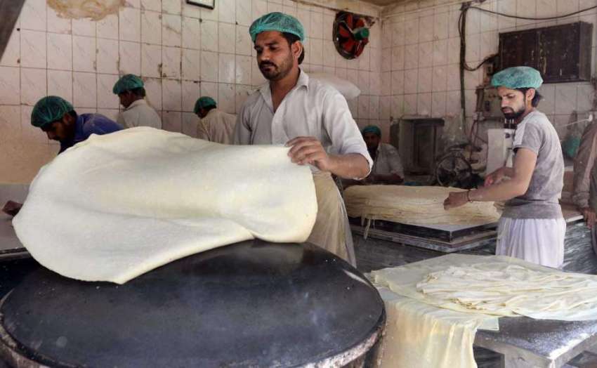 راولپنڈی: مزدور کشمیری بازار میں اپنے کام کی جگہ سموسا پٹی ..