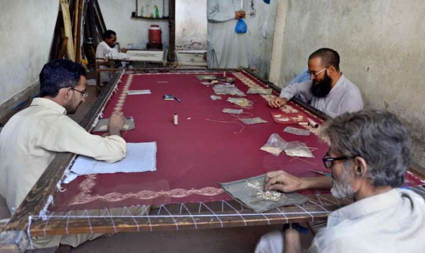 راولپنڈی: عید کی تیاریوں میں مصروف کشیدہ کار روزہ مرہ کام ..