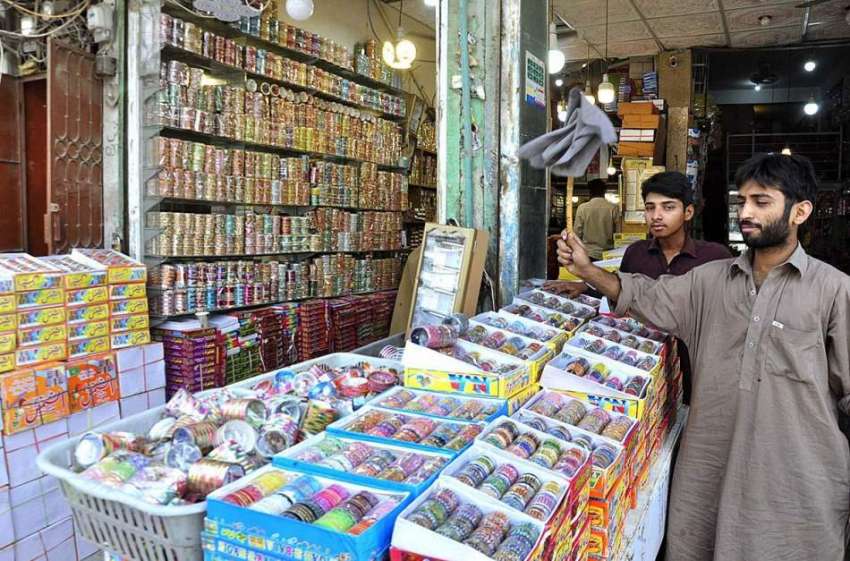 راولپنڈی: عید کی تیاریوں میں مصروف دکاندار چوڑیاں سجا رہے ..