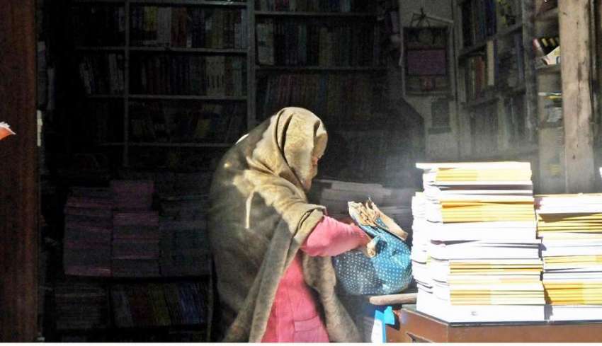 راولپنڈی: اردو بازار میں ایک خاتون بچوں کے نئے تعلیمی سال ..