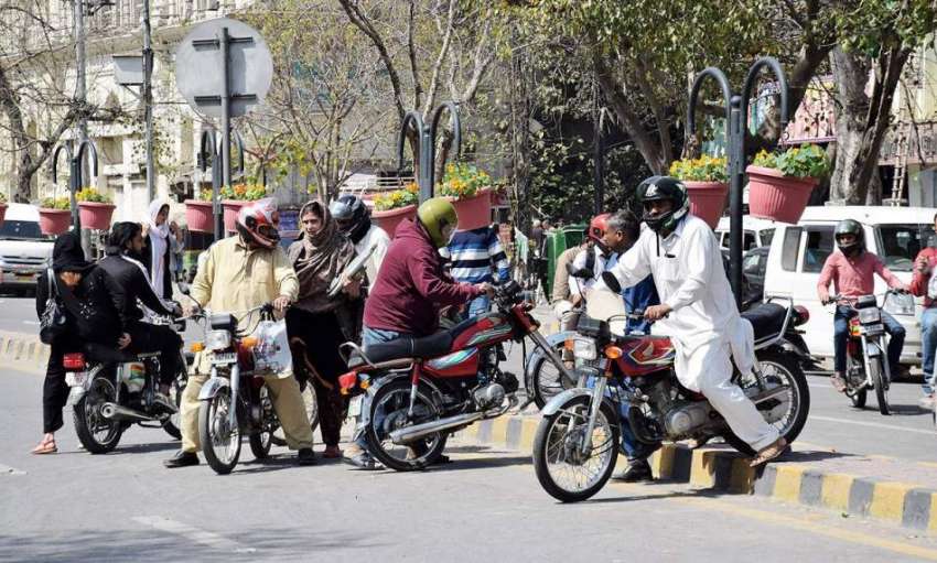 لاہور: لیڈی ہیلتھ ورکرز کے دھرنے کے باعث مال روڈ بند ہونے ..