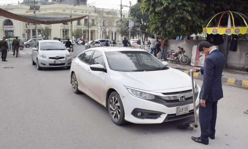 لاہور: پنجاب اسمبلی کے اجلاس کے موقع پر داخلی راستے پر گاڑیوں ..