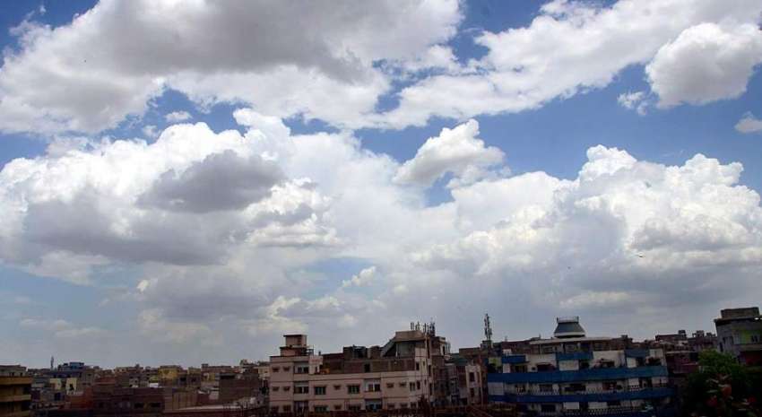 سرگودھا: آسمان پر چھائے گہرے بادلوں کا منظر۔