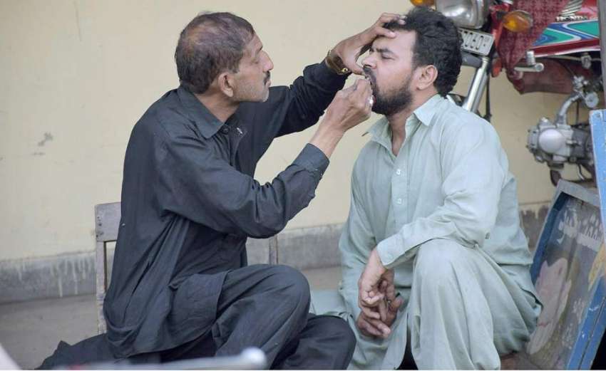 لاہور: ایک شہری اتائی سے اپنے دانتوں کا علاج کروا رہا ہے۔