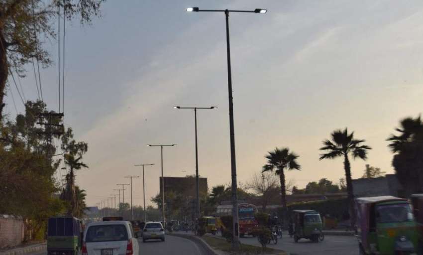 لاہور: گڑھی شاہوں پل پر دن کے وقت بھی سٹریٹ لائٹس روشن ہیں۔