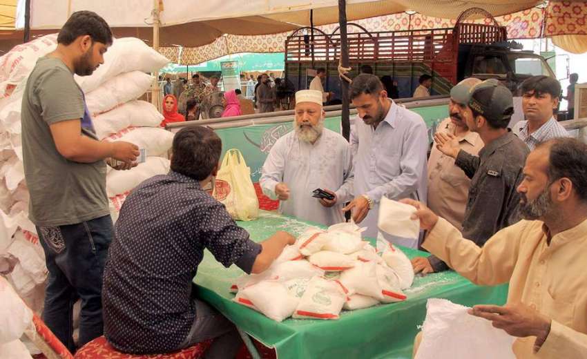 لاہور:شہری شادمان سستے رمضان بازار سے چینی خرید رہے ہیں۔