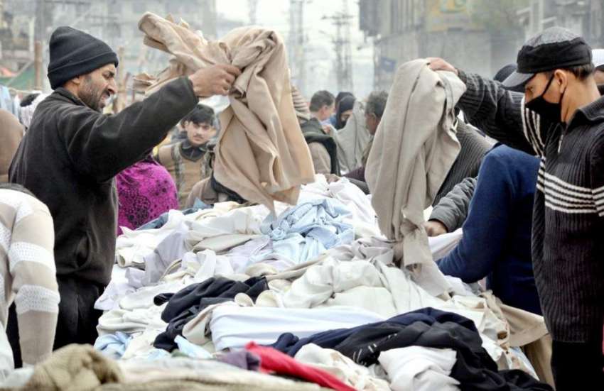 راولپنڈی: شہر مقامی مارکیٹ سے گرم کپڑے خرید رہے ہیں۔