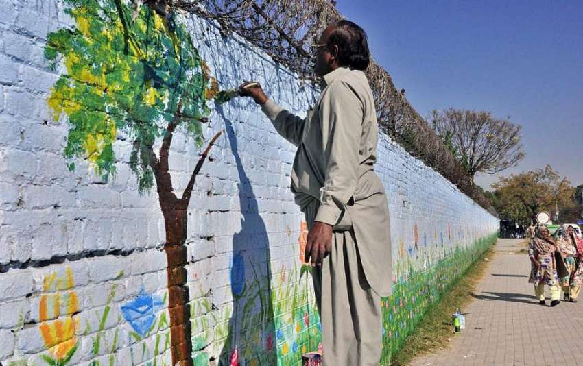 اسلام آباد: وفاقی دارالحکومت میں ایک شخص دیوار پر پینٹنگ ..