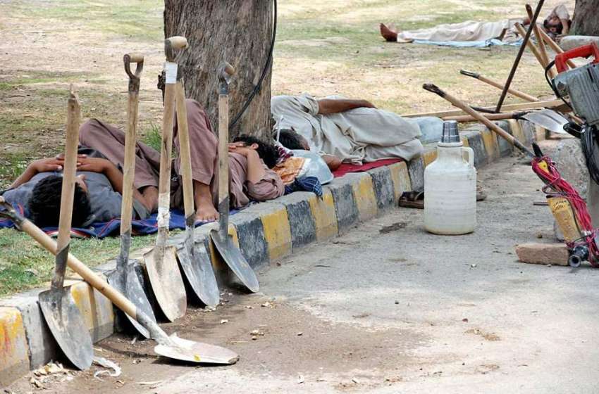 اسلام آباد: مزدور کام نہ ہونے کے باعث اڈے میں درختوں کے سائے ..