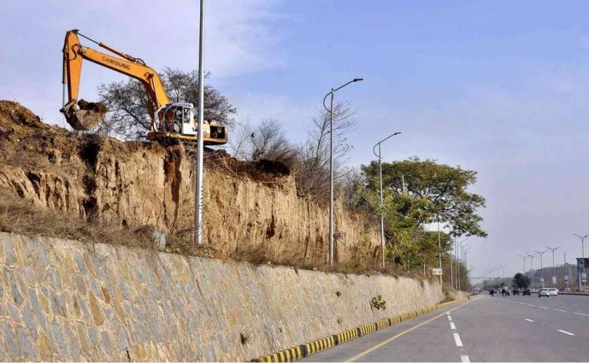 اسلام آباد: سی ڈی اے اہلکار کشمیر ہائی وے پر تعمیراتی کام ..