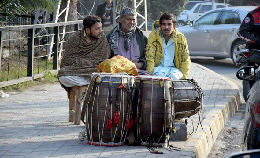 لاہور: ڈھولچی گاہکوں کے انتظار میں بیٹھے ہیں۔ 