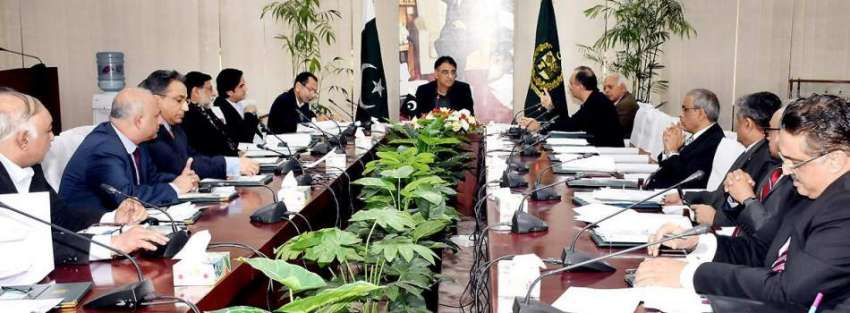 اسلام آباد: وفاقی وزیر خزانہ اسد عمر اجلاس کی صدارت کر رہے ..