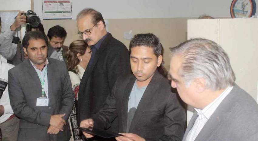 کراچی: وفاقی وزیر صحت عامر محمود کیانی اور گورنر سندھ عمران ..