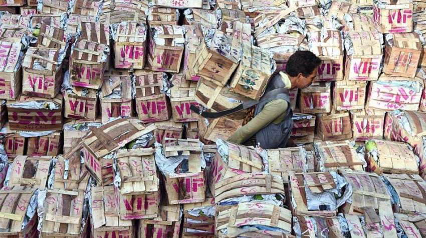 لاہور: مزدور فروٹ منڈی میں فروٹ کی پیٹیاں اتار رہے ہیں۔