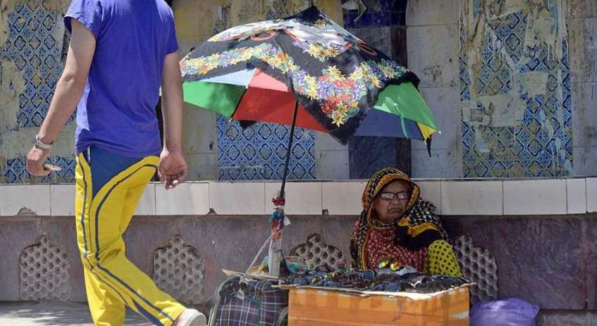 راولپنڈی: معمر محنت کش خاتون عینکیں فروخت کر رہی ہے۔
