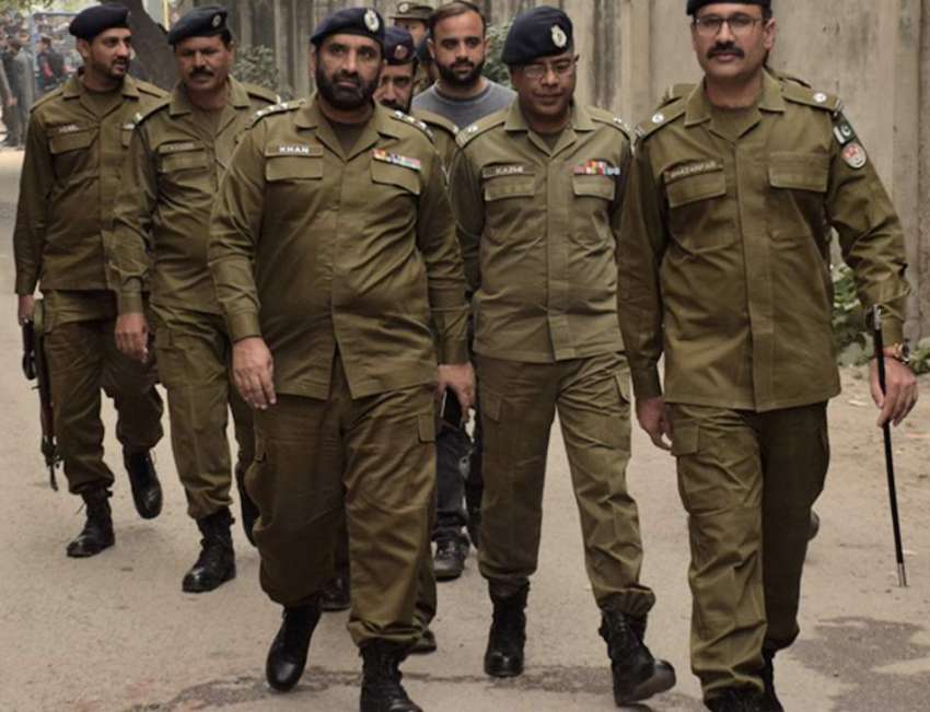 لاہور : پولیس افسران پنجاب اسمبلی میں قائد حزب اختلاف حمزہ ..