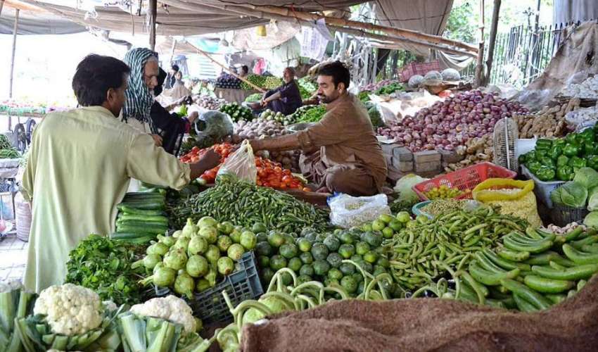 لاہور: شہری رمضان سستا بازار سے خریداری کر رہا ہے۔