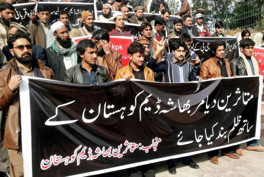 راولپنڈی: متاثرین دیامر، بھاشہ ڈیم پریس کلب کے باہر اپنے ..