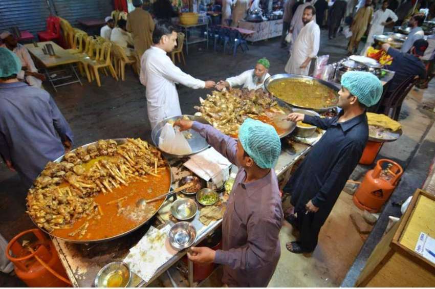 راولپنڈی: دکاندار نے سحری کے وقت فروخت کے لیے بکرے کے پائے ..