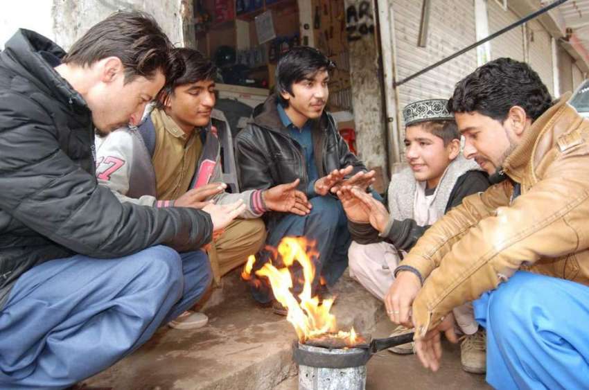 اسلام آباد: شہری سردی کی شدت سے بچنے کے لیے آگ تاپ رہے ہیں۔