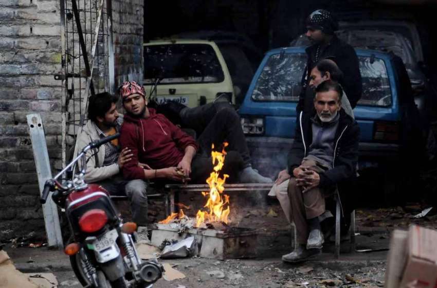 اسلام آباد: شہری سردی سے بچنے کے لیے آگ تاپ رہے ہیں۔