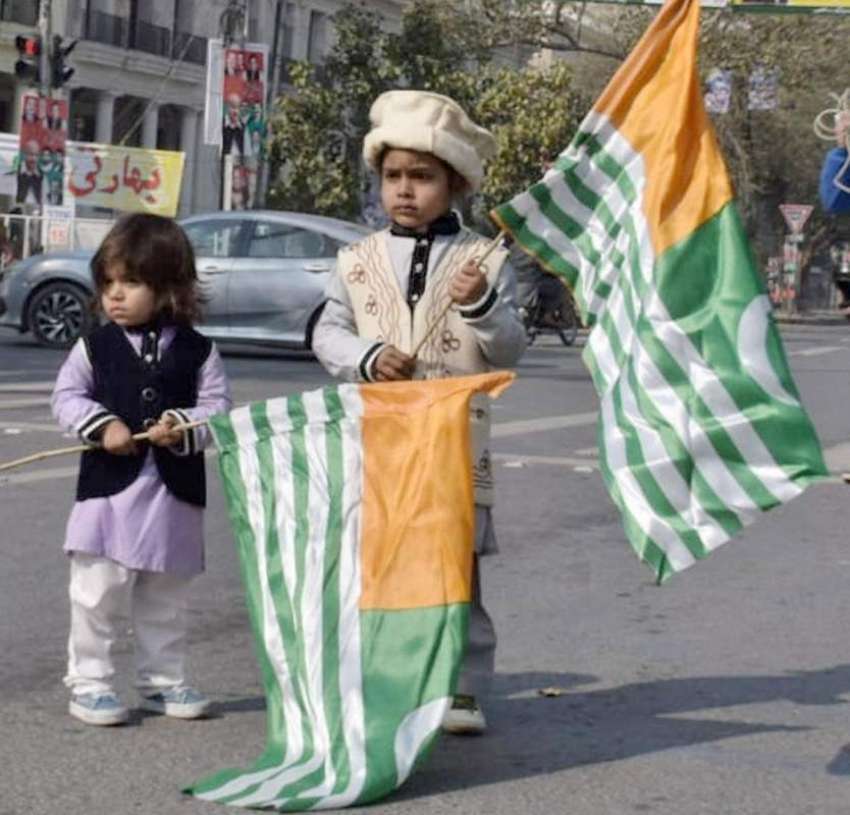 لاہور: مال روڈپر دو بچے آزاد کشمیر کا پرچم تھامے کھڑے ہیں۔