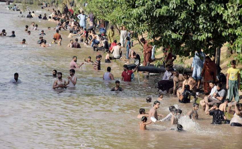 لاہور: شہری گرمی کی شدت کم کرنے کے لیے نہر میں نہا رہے ہیں۔