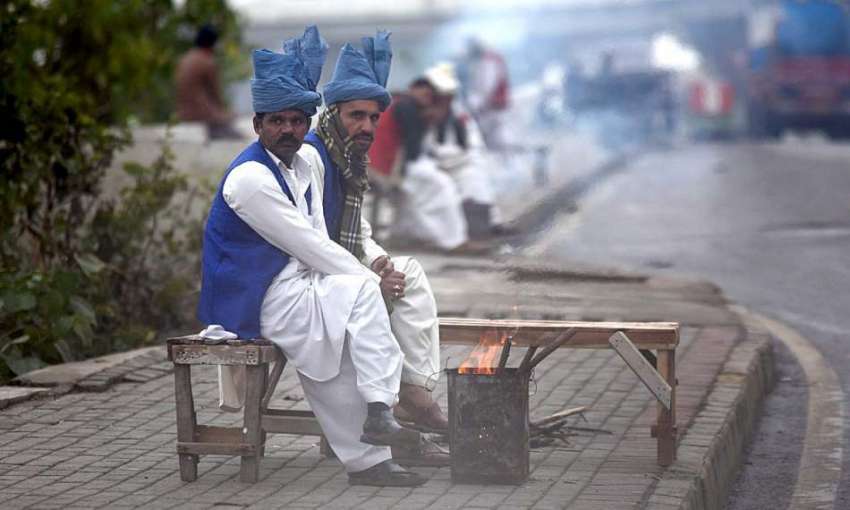 راولپنڈی: ڈولچی شہر کے سرد موسم کے دوران خود کو گرم رکھنے ..