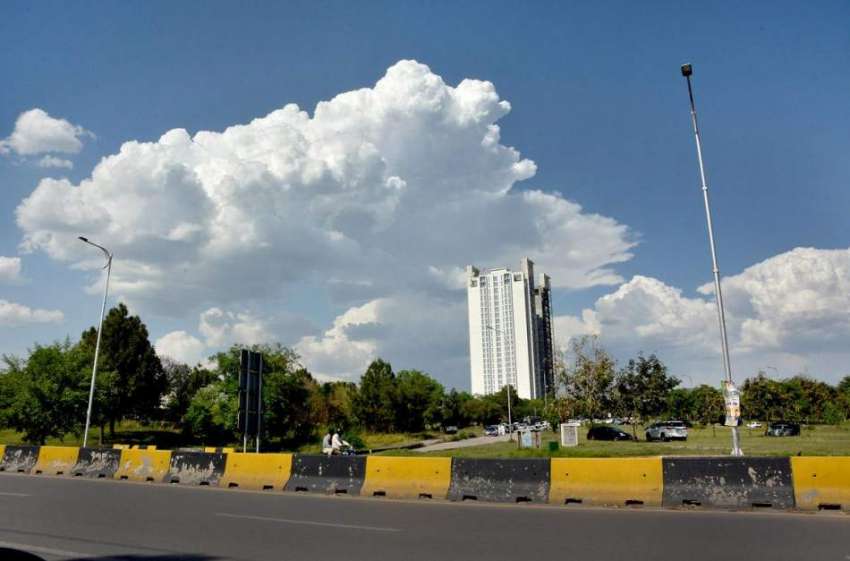 اسلام آباد: وفاقی دارالحکومت میں آسمان پر چھائے بادل خوبصورت ..