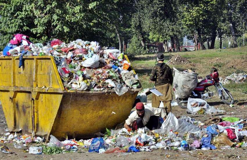 اسلام آباد: خانہ بدوش افراد وفاقی دارالحکومت میں کچرے سے ..