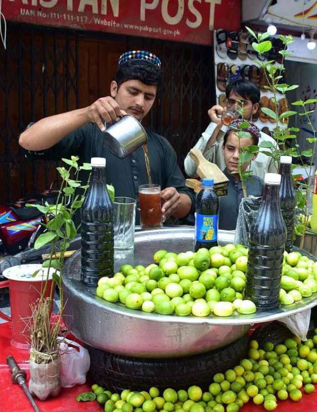 پشاور: دکاندار گاہکوں کو متوجہ کرنے کے لیے سکنجین بنا رہاہے۔
