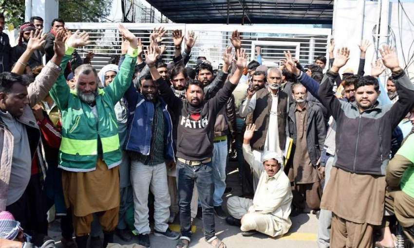 لاہور: ایل ڈبلیو ایم سی سویپر یونین کے زیر اہتمام ملازمین ..