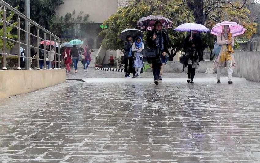 راولپنڈی: بارش سے بچنے کے لیے طالبات نے چھتری تان رکھی ہے۔