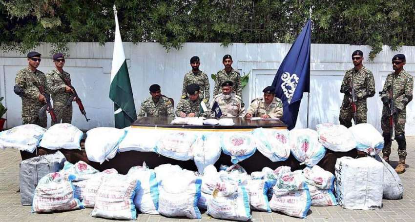 کراچی: پاکستان نیوی آفیشلز منشیات اے این ایف آفیشلز کے حوالے ..
