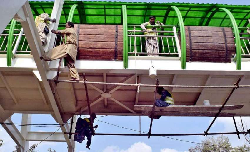لاہور: کینال روڈ پر بنے ہیڈ برج پر مزدور حفاظتی تدابیر کے ..
