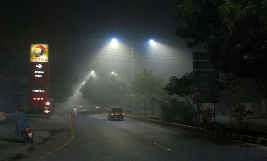 بہاولپور: رات کے وقت چھائے دھند نے شہر کو اپنی لپیٹ میں لے ..