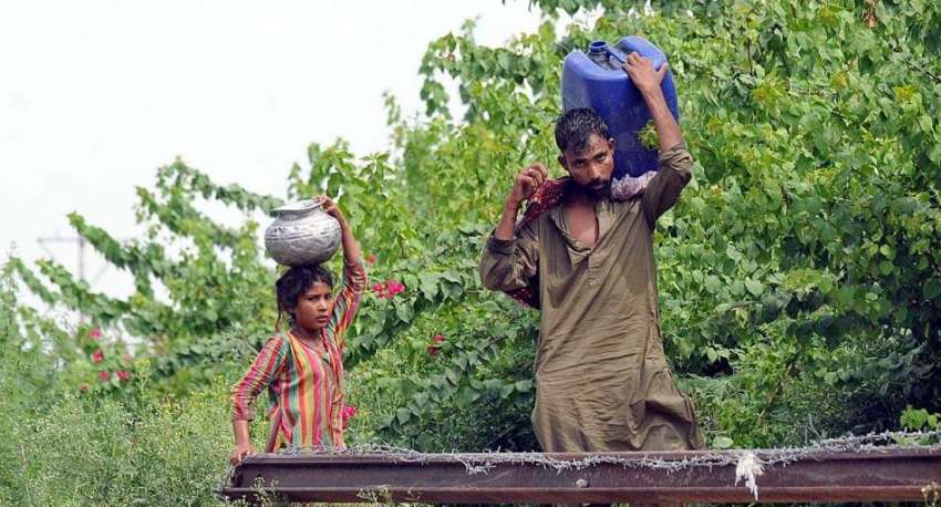 راولپنڈی: خانہ بدوش شخص اپنی بیٹی کے ہمراہ پینے کے لیے صاف ..