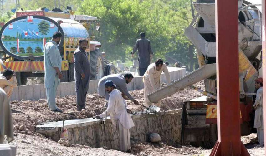 راولپنڈی: مزدور خانپل سروس روڈ کے تعمیراتی کام میں مصروف ..