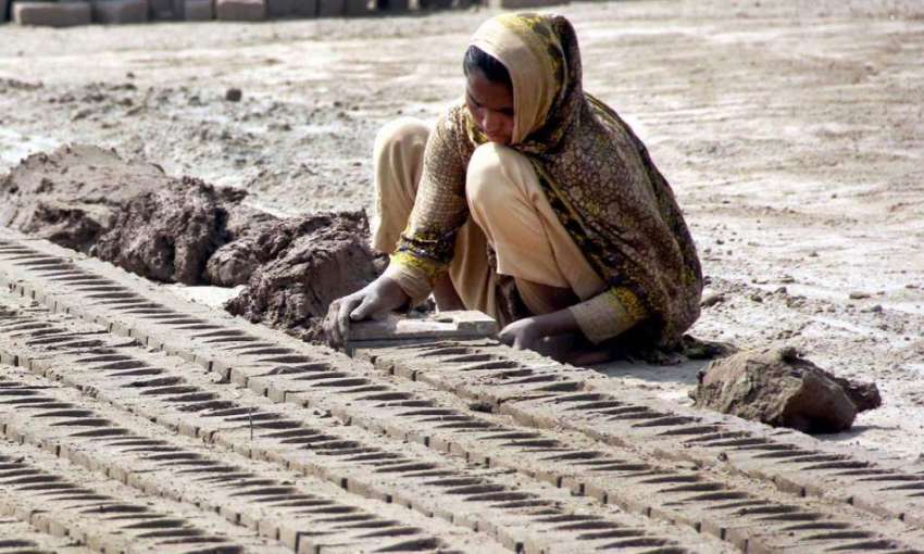 سرگودھا: خوشاب روڈ پر ایک خاتون مزدور اینٹوں کی تیاری کر ..