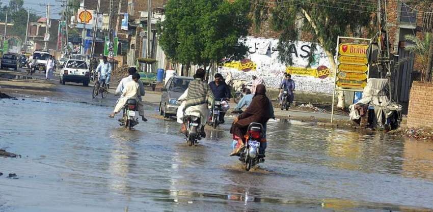 ملتان: موٹر سائیکل سوار شجاع آباد روڈ پربارش کے جمع شدہ پانی ..
