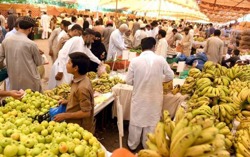 راولپنڈی: شہری رمضان سستا بازار سے تازہ پھل خرید رہے ہیں۔