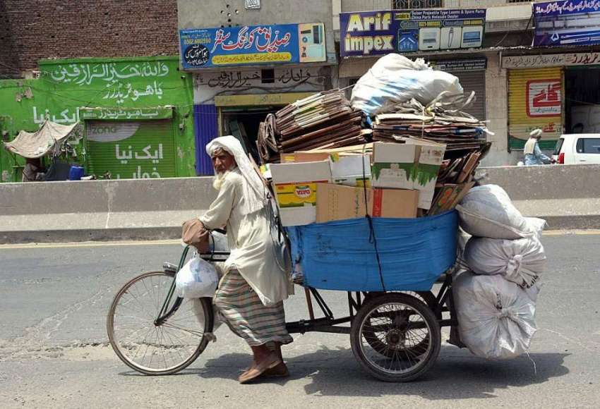 فیصل آباد: معمر محنت کش سائیکل پر ردی جمع کیے اپنی منزل کی ..